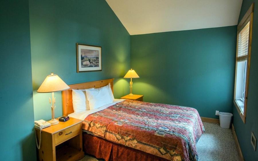 Cornerstone Lodge By Park Vacation Management Fernie Bagian luar foto