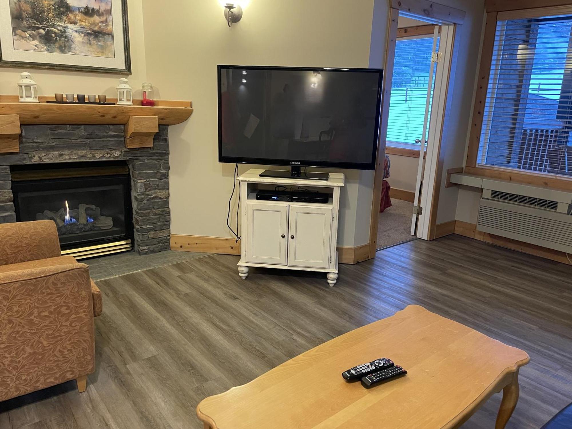 Cornerstone Lodge By Park Vacation Management Fernie Bagian luar foto