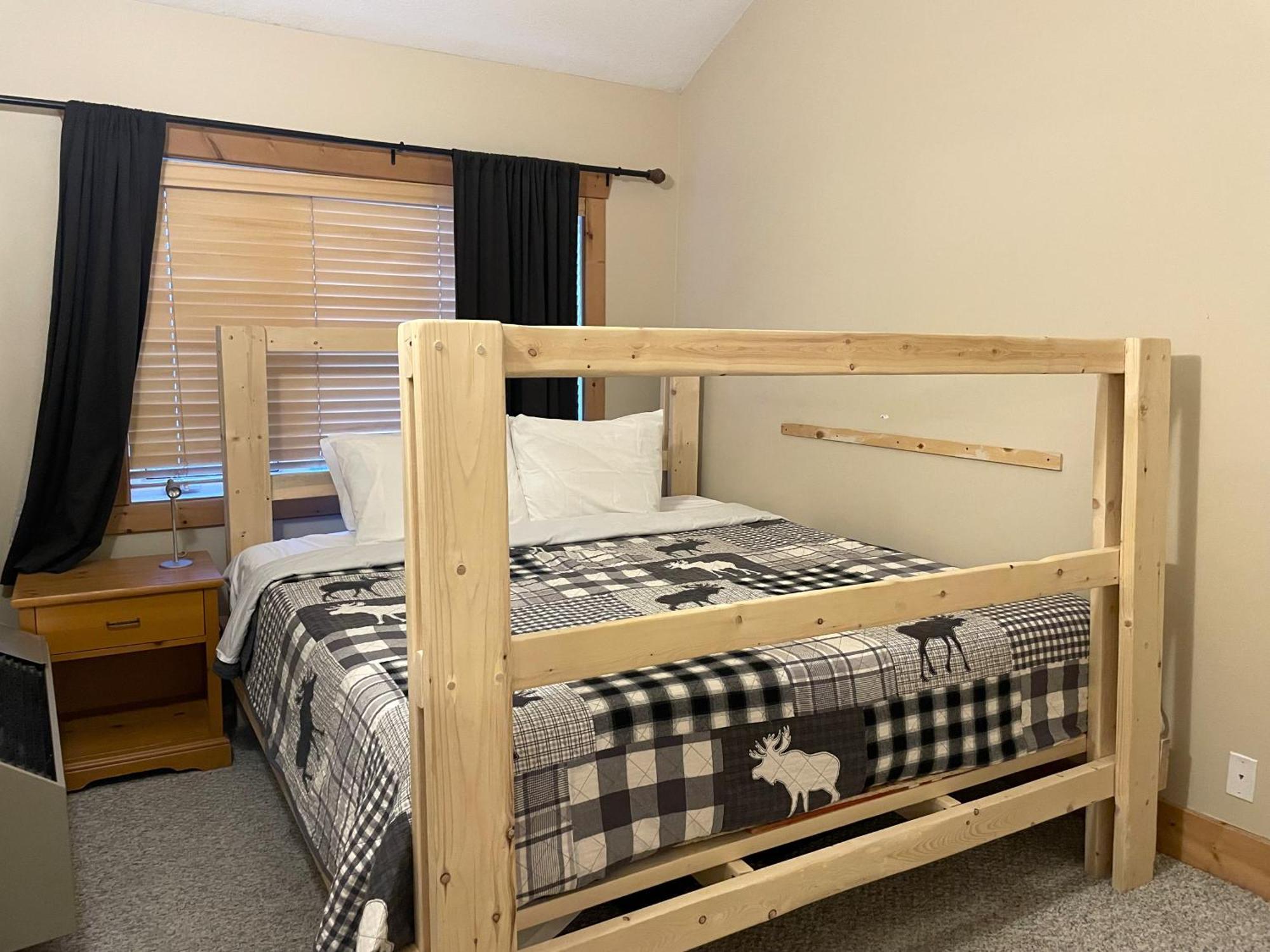 Cornerstone Lodge By Park Vacation Management Fernie Bagian luar foto