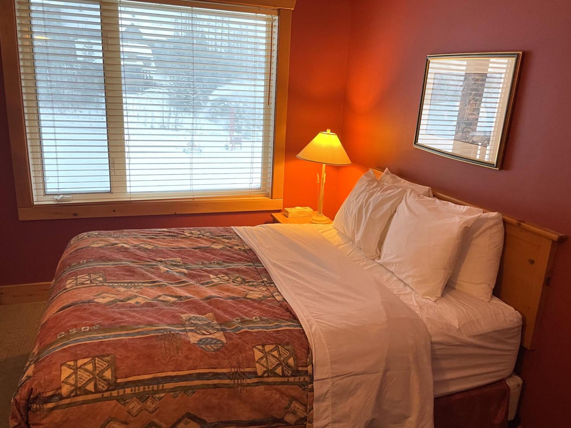 Cornerstone Lodge By Park Vacation Management Fernie Bagian luar foto
