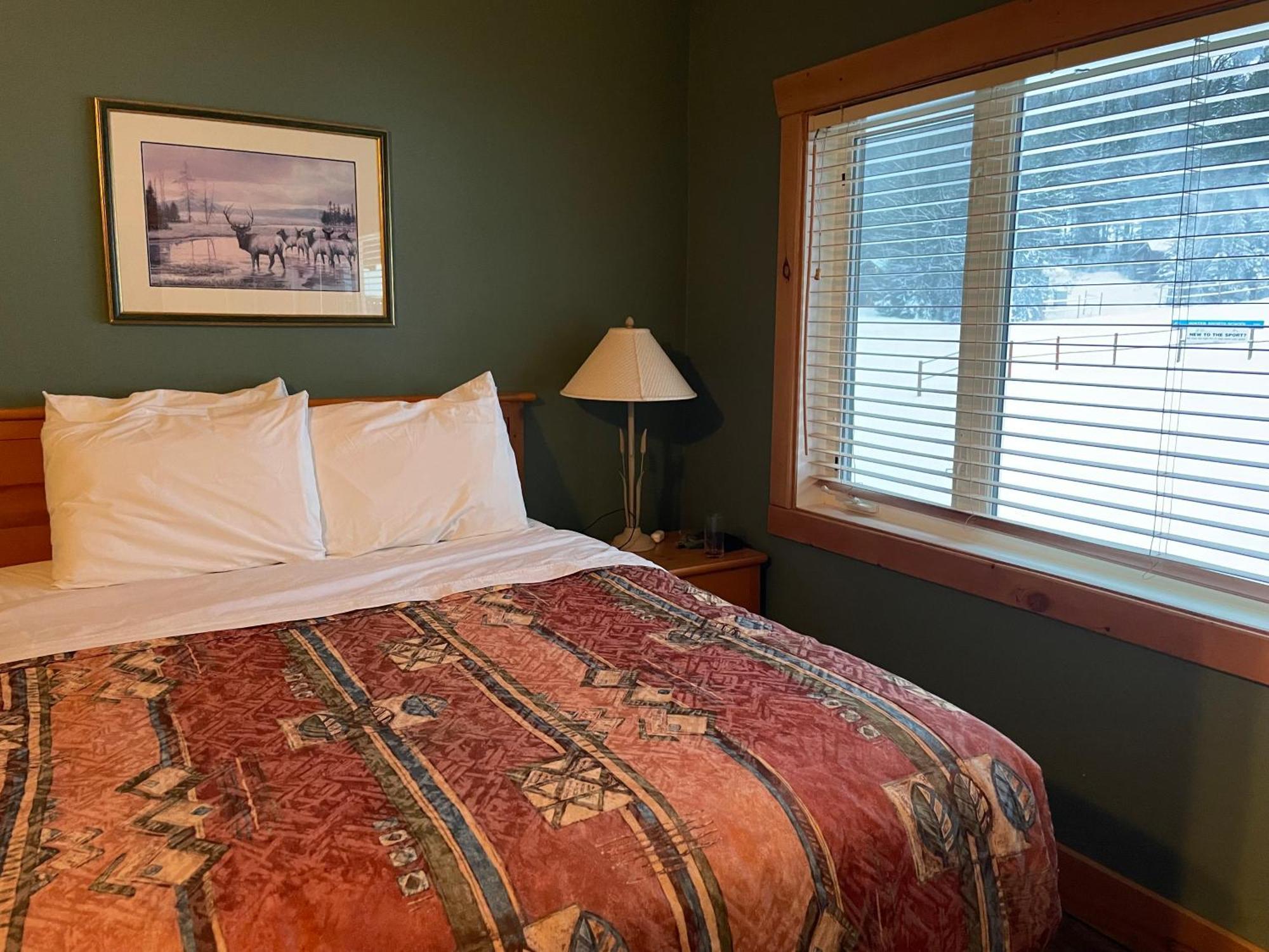 Cornerstone Lodge By Park Vacation Management Fernie Bagian luar foto