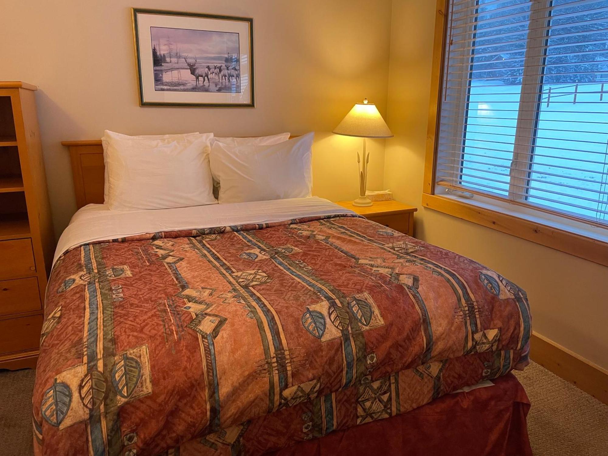 Cornerstone Lodge By Park Vacation Management Fernie Bagian luar foto