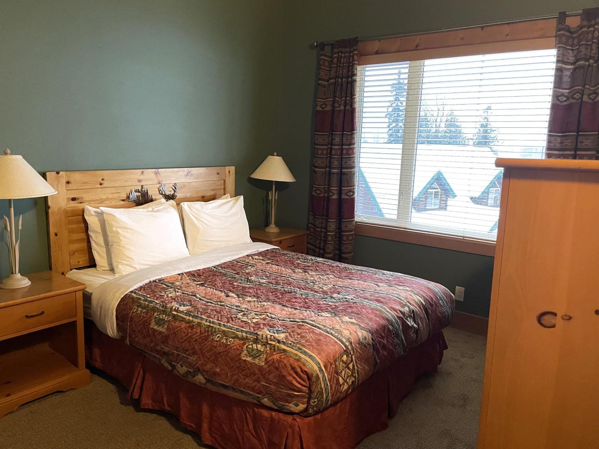 Cornerstone Lodge By Park Vacation Management Fernie Bagian luar foto