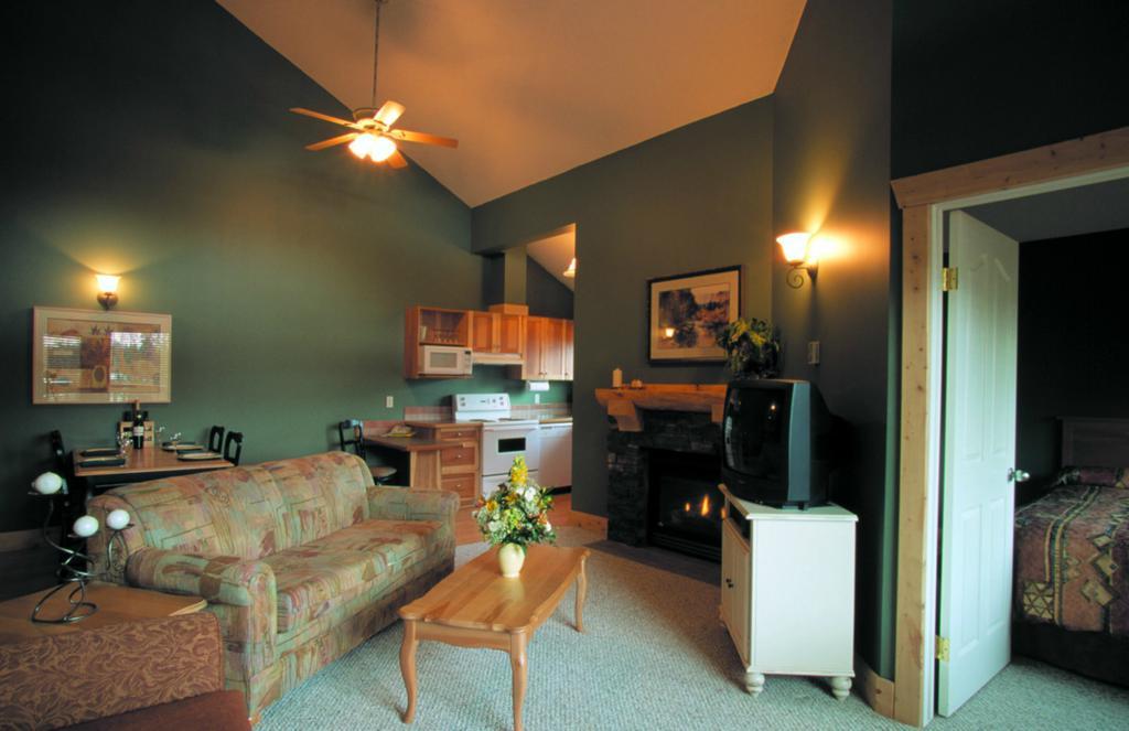 Cornerstone Lodge By Park Vacation Management Fernie Bagian luar foto