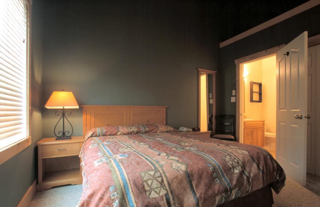 Cornerstone Lodge By Park Vacation Management Fernie Bagian luar foto
