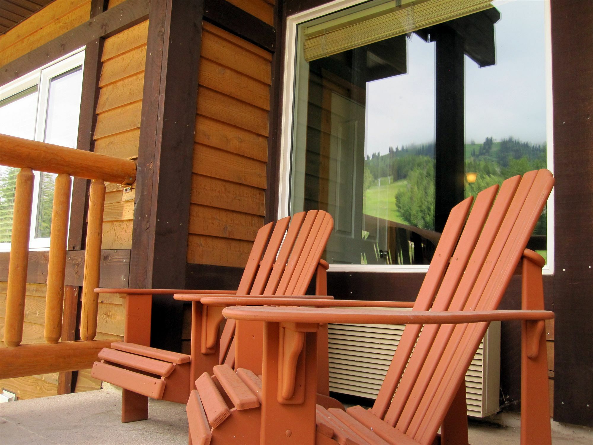 Cornerstone Lodge By Park Vacation Management Fernie Bagian luar foto